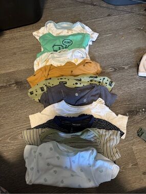 10 Mixed Neutral & Green Baby Onesie Set - Unbranded